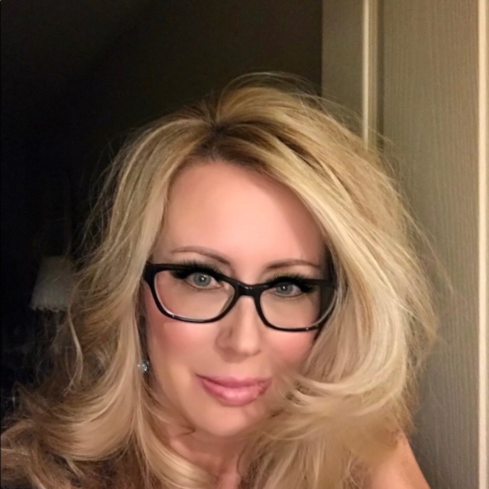 Meet your Posher, Adrianne